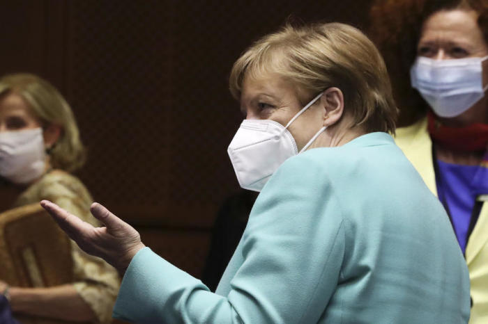 Die deutsche Bundeskanzlerin Angela Merkel trägt eine schützende Gesichtsmaske. Foto: epa/Yves Herman