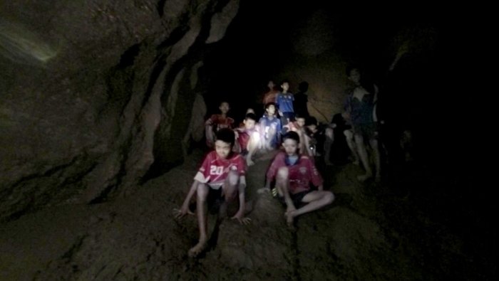Die erste Aufnahme, als die 13 Jugendlichen in der Höhle Tham Luang in Chiang Rai von Rettungstauchern gefunden wurden. Foto: The Nation