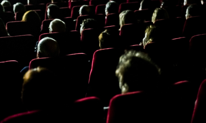 Besucher sitzen in einem Kino in Wiesbaden. Wie sieht der Kinobesuch der Zukunft aus? Eine Expertin der Deutschen Kinemathek glaubt, dass sich in den nächsten 30 Jahren manches verändern wird. Foto: Nicolas Armer/Dpa