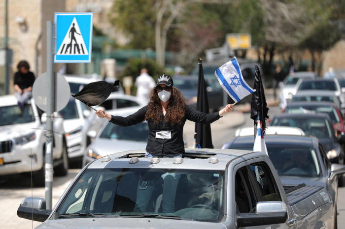 Israelische Linksaktivisten protestieren vor der israelischen Knesset in Jerusalem. Archivfoto: epa/ABIR SULTAN
