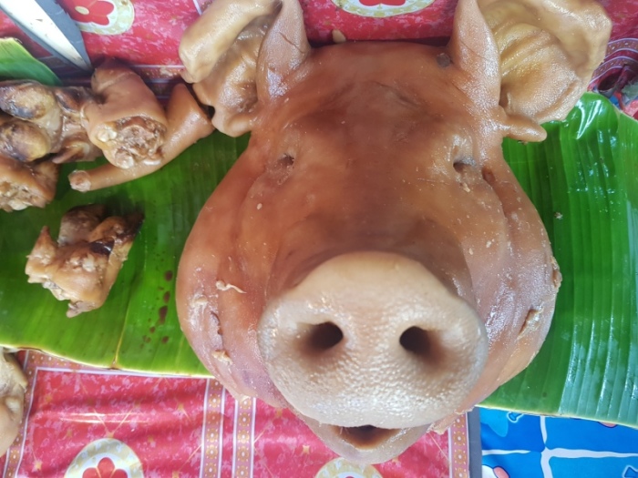Frisch vom Körper abgetrennte Schweineköpfe und andere „Schweinereien“ findet man in der „Fleischabteilung“. Fotos: Jahner