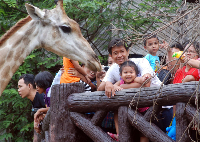 Besucher im Bangkoker Dusit-Zoo. Foto: The Nation