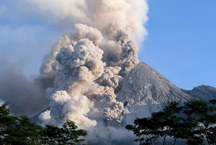 Gaswolken und Asche spucken aus dem Vulkan Merapi, gesehen vom Dorf Deles, Klaten, Indonesien. Archivfoto: epa/Weda