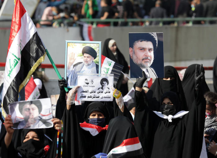 Die Anhänger des irakischen Schiitenführers Muqtada al-Sadr nehmen an einem Massengebet und einer Kundgebung am Freitag teil. Foto: epa/Ahmed Jalil