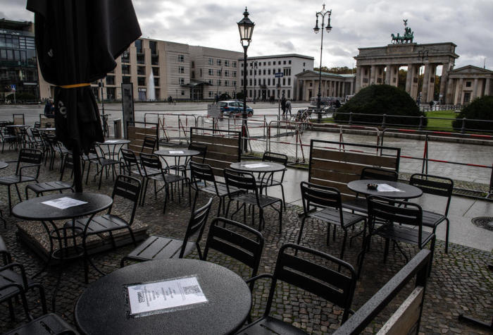 Leer stehendes Cafe in der Nähe des Brandenburger Tores in Berlin. Foto: epa/Filip Singer