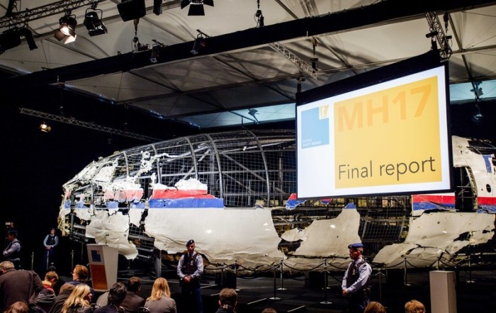 Eine mächtige Explosion, Hunderte Metallteile durchsieben ein Flugzeug, das in 10.000 Metern Höhe auseinanderbricht. 298 Menschen sterben beim Abschuss von Flug MH17. Was geschah damals genau? Foto: epa/Robin Van Lonkhuijsen