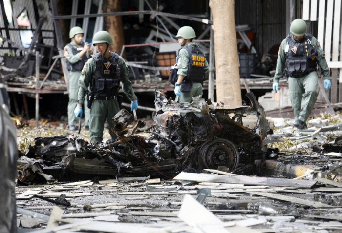 Sicherheitskräfte bei der Spurensicherung an einem Anschlagsort in Pattani. Foto: epa/Abdullah Wangni