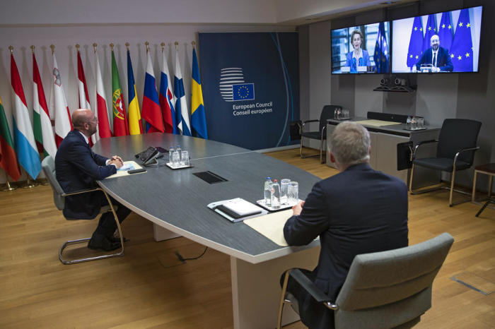 Der Präsident des Europäischen Rates Charles Michel (L) spricht vor den Gesprächen zwischen der EU und Großbritannien per Videokonferenz im Gebäude des Europäischen Rates in Brüssel mit der Präsidentin der Europäischen... Foto: epa/Francisco Seco