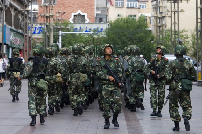  Die zahlreichen Polizei-Patrouillen in der chinesischen Unruheprovinz Xinjiang sollen künftig durch weitere Sicherheitsmaßnahmen ergänzt werden. Foto: epa/Diego Azubel