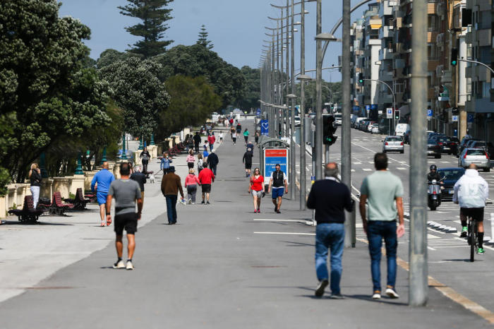 Leute gehen auf der Avenida Brasil in Porto, Nordportugal. Foto: epa/Jose Coelho