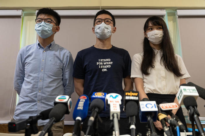 Die Mitglieder der pro-demokratischen Fraktion Demosisto, Joshua Wong (L), Nathan Law (C) und Agnes Chow (R) sprechen während einer Pressekonferenz in Hongkong. Foto: epa/Jerome Favre