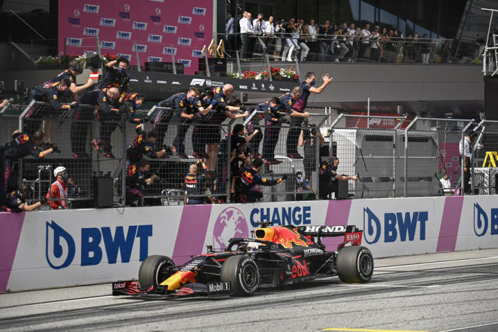 Der Niederländer Max Verstappen von Red Bull Racing überquert die Ziellinie und gewinnt den Formel-1-Grand-Prix von Österreich. Foto: epa/Christian Bruna