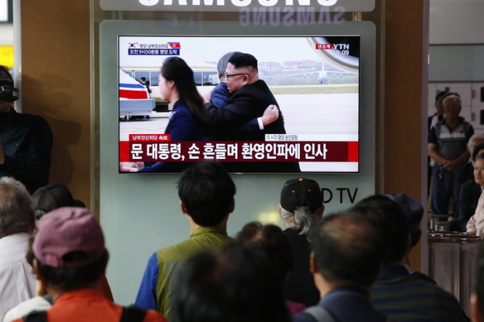 Ein Bild, das um die Welt ging: Nordkoreas Machthaber Kim Jong-un und seine Frau Ri Sol-ju begrüßen den südkoreanischen Präsidenten Moon Jae-in und seine Frau Kim Jung-sook. Foto: epa/Kim Hee-chul