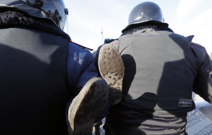 Russische Bereitschaftspolizisten verhaften Teilnehmer einer nicht sanktionierten Kundgebung vor dem Gebäude des Verfassungsgerichts im Zentrum von St. Petersburg. Foto: epa/Anatoly Maltsev
