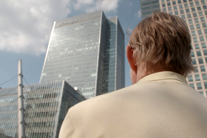 Matthew Lee, ehemaliger Vize-Präsident von Lehman Brothers, steht vor seinem alten Arbeitsplatz in London in einer Szene der Dokumentation 