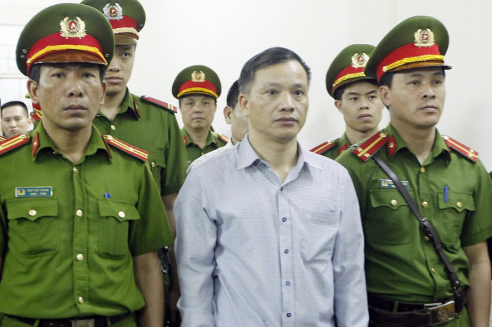 Der vietnamesische Regierungskritiker Nguyen Van Dai (M.). Foto: epa/Stringer