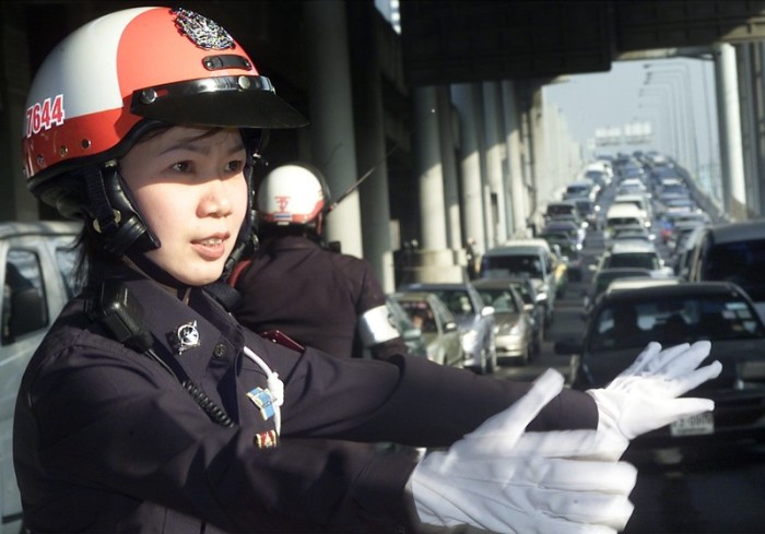 Am Mittwoch wurde ein neuer Bußgeldkatalog veröffentlicht. Im Bild eine Verkehrspolizistin auf dem Plern Jit Expressway in Vor-Corona-Zeiten. Foto: epa/Uthaiwan Boonloy