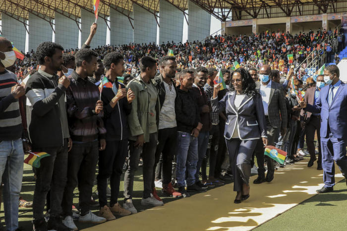 Neue äthiopische Militärangehörige versammeln sich im Abebe Bikila-Stadion, während der Bürgermeister von Addis Abebe, Adanech Abebe (C), sie in Addis Abeba verabschieden will. Foto: epa/Str