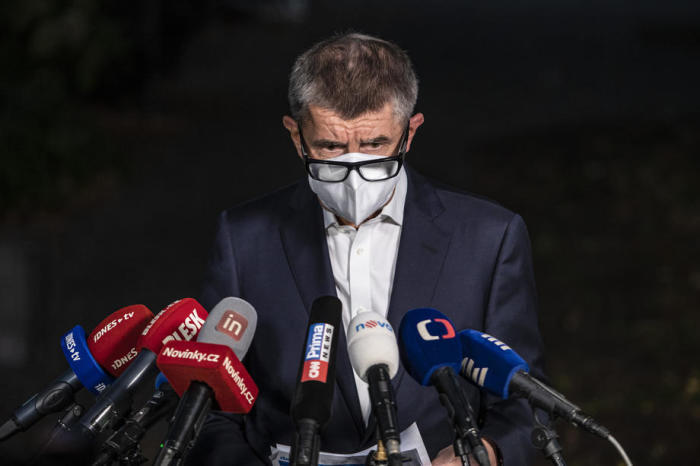 Der tschechische Premierminister und ANO , Andrej Babis, der eine schützende Gesichtsmaske trägt, spricht mit einem Journalisten, während er auf die Ergebnisse der Regional- und Senatswahlen in Pruhonice reagiert. Foto: epa/Martin Divisek