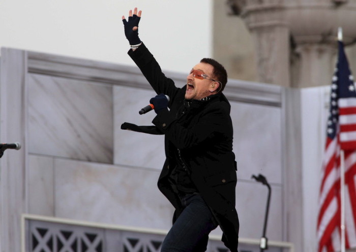 Bono sang seinerzeit für Obama, für Trump singt er nicht. Foto: epa/Dennis Brack