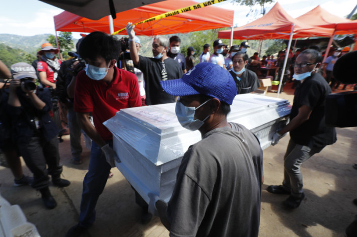 Rettungskräfte tragen die Leiche eines Taifun-Opfer in einem Sarg. Foto: epa/Francis R. Malasig