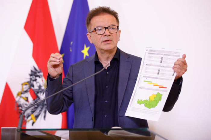 Der österreichische Bundesminister für Soziales, Gesundheit, Pflege und Konsumentenschutz, Rudolf Anschober, spricht während einer Pressekonferenz. Foto: epa/Florian Wieser
