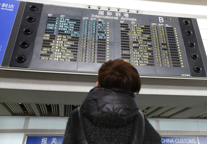 Die elektronische Ankunftstafel auf dem Beijing Capital International Airport zeigt die vermisste Maschine aus Kuala Lumpur bereits nicht mehr an. (Fotos: epa)