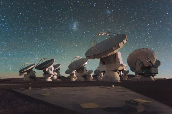 Auf der Chajnantor-Hochebene steht der Teleskopverbund Atacama Large Millimeter Array, kurz ALMA. Foto: Christoph Malin/Eso/HO/dpa