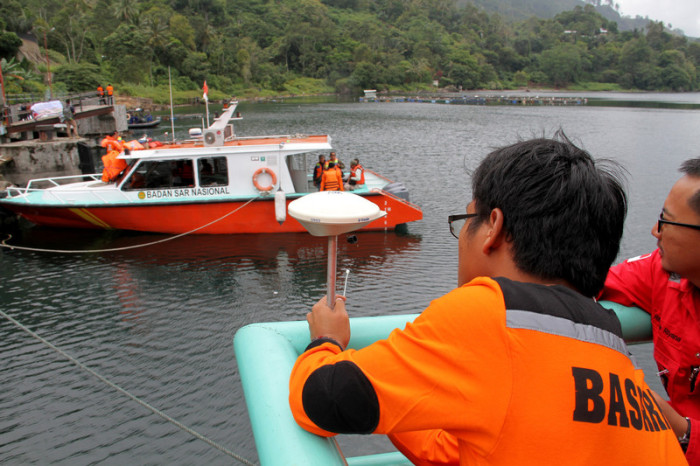 Indonesische Rettungskräfte bei der Suche nach den Opfern des Fährunglücks. Foto: epa/Lazuardy Fahmi