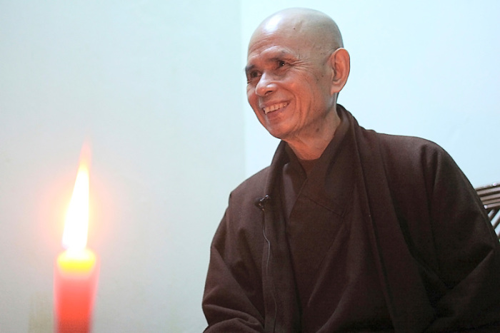 Der vietnamesische Mönch Thich Nhat Hanh spricht während eines Interviews in Hanoi, Vietnam, am 29. März 2005. Der berühmte Zen-Meister und Autor Thich Nhat Hanh ist tot. Der in aller Welt verehrte buddhistische Mönc... Foto: Richard Vogel/Ap/dpa