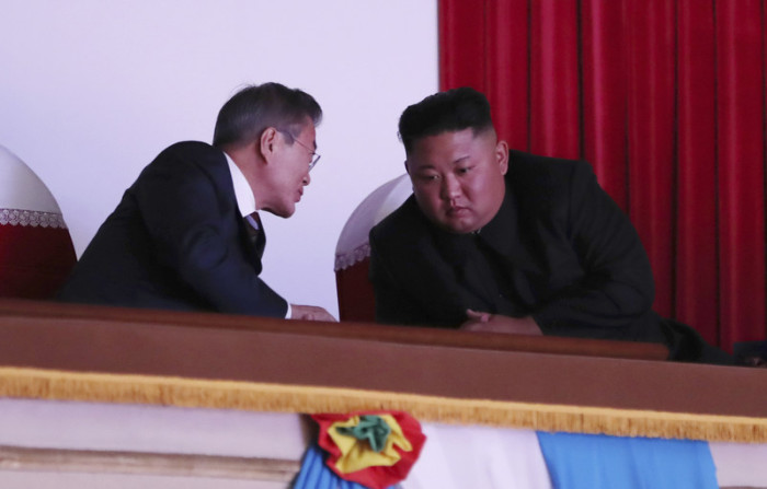 Der südkoreanische Präsident Moon Jae-in (l.) und der nordkoreanische Machthaber Kim Jong-un (r.). Foto: epa/Yonhap