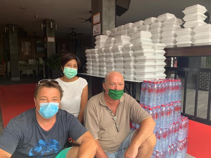 Die deutschsprachige Community in Phuket setzt ihre Unterstützungsaktion am Montag um 13.00 Uhr fort und verteilt vor dem Tosino Hotel in Patong Lunch-Boxen an Notleidende. Foto: Tosino Hotel.