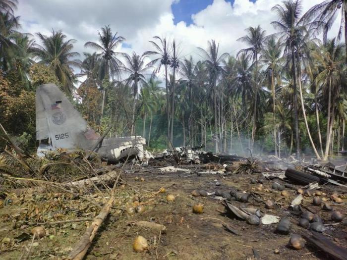 Dieses von der Joint Task Force-Sulu zur Verfügung gestellte Foto zeigt die Überreste eines philippinischen Militärflugzeugs C-130, das in der Stadt Patikul in der Provinz Jolo im Süden der Phili... Foto: Uncredited/Joint Task Force - Sulu/ap/dpa