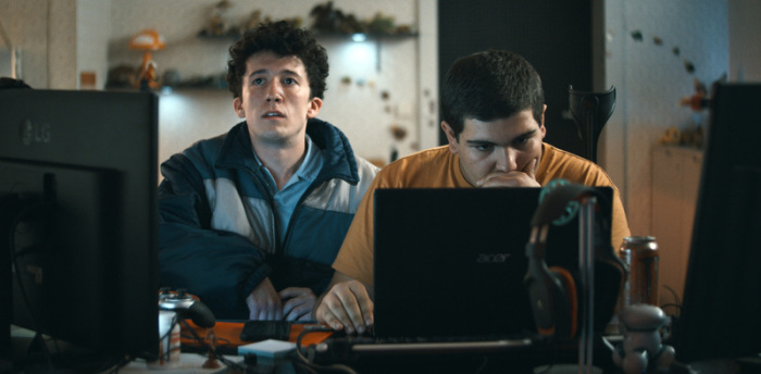 Schauspieler Maximilian Mundt (als Schüler Moritz) und Danilo Kamperidis (als Kumpel Lenni) in einer Szene aus «How to Sell Drugs Online (Fast). Foto: -/Netflix/dpa