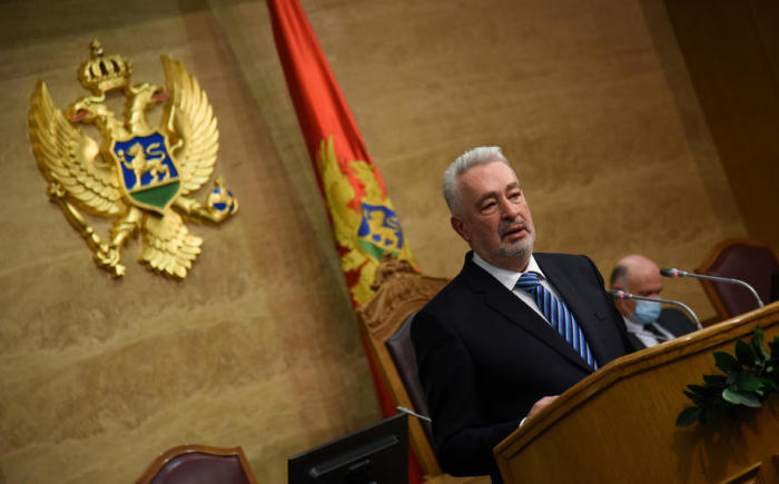 Der designierte montenegrinische Premierminister Zdravko Krivokapic legt den Abgeordneten in Podgorica seinen Plan für eine neue Regierung vor. Foto: epa/Boris Pejovic
