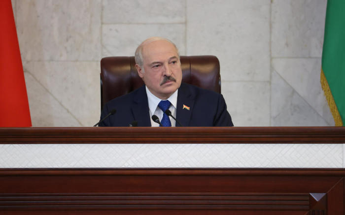 Der belarussische Präsident Alexander Lukaschenko spricht im Parlament in Minsk. Foto: epa/Maxim Guchek / Pool