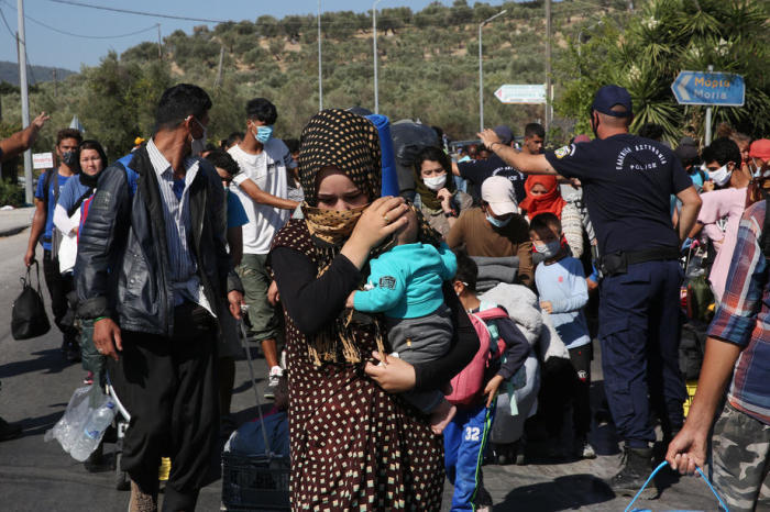 Heimatlose Flüchtlinge nach dem Brand in Moria. Foto: epa/Orestis Panagiotou
