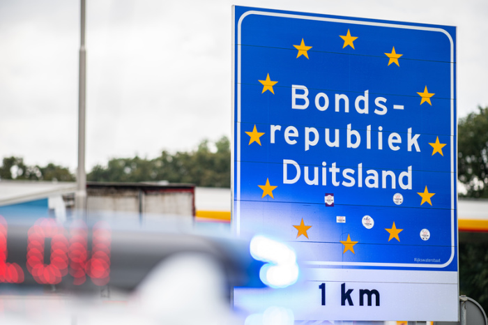 Bei einer Corona-Einreisekontrolle der Bundespolizei an der deutsch-niederländischen Grenze steht ein Polizeiwagen mit Blaulicht vor dem Grenzschild mit der Aufschrift in Niederländisch: Bondsrepubliek Duitsland - 1 km... Foto: Guido Kirchner/dpa