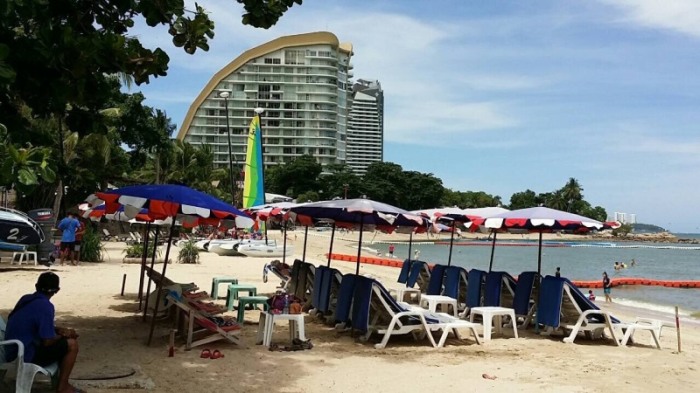 Noch sind viele Liegestühle frei. Doch spätestens zur Hochsaison werden die Strandurlauber zurückkehren. Fotos: PR Pattaya