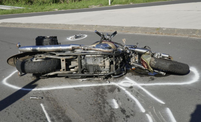 Ein Motorrad liegt nach einem Unfall auf der Straße. Foto: -/Nord-west-media Tv/dpa