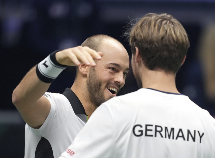 Deutschlands Kevin Krawietz (r) und Tim Pütz feiern nach dem Sieg über Großbritannien im Davis Cup-Viertelfinale zwischen Großbritannien und Deutschland in Innsbruck, Österreich. Foto: Michael Probst/Ap/dpa