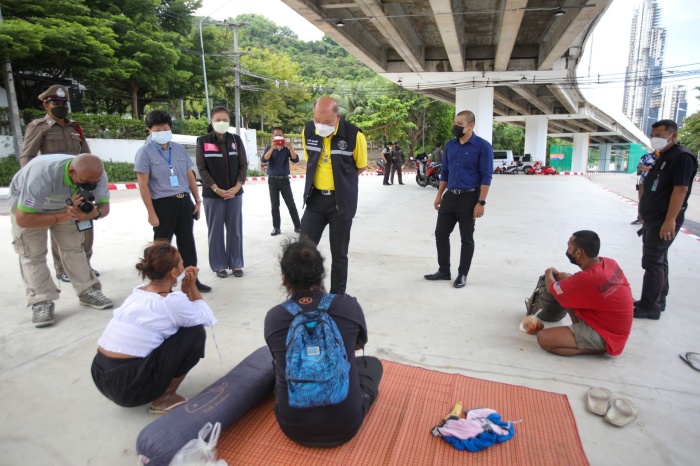 Einmal mehr setzte Vizebürgermeister Banlue Kunlavanich (M.) auf das persönliche Gespräch und suchte mehrere Tage lang Obdachlose im gesamten Stadtgebiet auf, um ihnen Anreize anzubieten, um sich von den Behörden helfen zu lassen. Bild: PR Pattaya