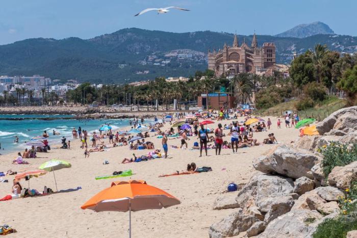 Die Menschen genießen die Sonne am Strand Can Pere Antoni am ersten Sonntag in der Nähe von Palma de Mallorca. Foto: epa/Cati Cladera