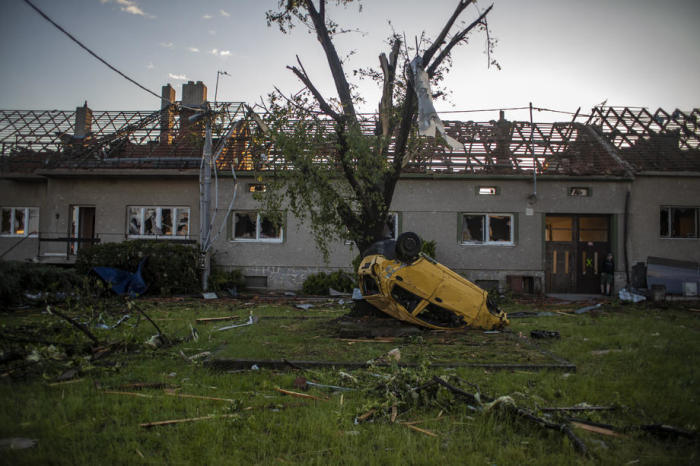 Ein Tornado trifft die Region Südmähren im Südosten der Tschechischen Republik. Foto: epa/Martin Divisek