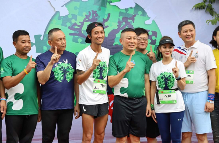 Über 40 Millionen Baht sammelte Artiwara „Toon“ Kongmalai, Sänger der Rockband Bodyslam, Marathonläufer und großer Wohltäter (3. v. l.) für kleine Krankenhäuser im Isaan. Foto: The Nation
