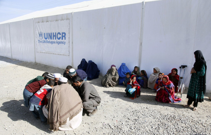 Afghanische Binnenvertriebene (IDP) warten im Spendenlager des Hohen Flüchtlingskommissars der Vereinten Nationen (UNHCR) in Kabu auf die Bereitstellung von Gesundheitseinrichtungen. Foto: epa/Jawad Jalali