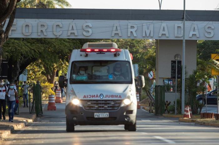 Eine Ambulanz verlässt das Krankenhaus der Streitkräfte (HFA) mit dem Präsidenten von Brasilien. Foto: epa/Joedson Alves
