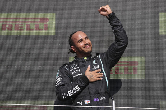 Der britische Formel-1-Sieger Lewis Hamilton von Mercedes-AMG Petronas jubelt nach dem Grand Foto: epa/Lars Baron