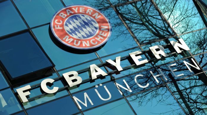 Das Logo des FC Bayern ist auf einem Bürogebäude am Hauptsitz des Vereins an der Saebener Strasse in München zu sehen. epa/Andreas Gebert