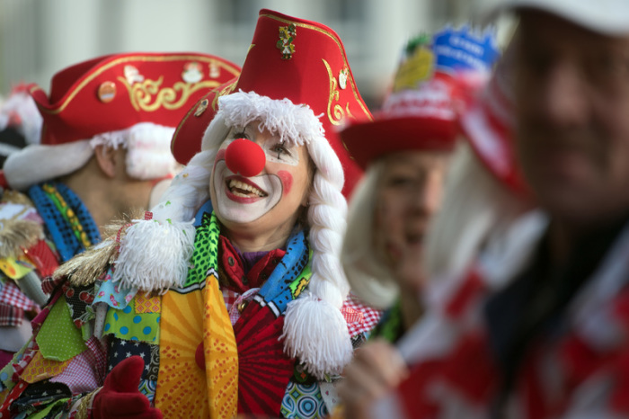 Verkleidete Närrinnen und Narren feiern in Köln. Mit dem 11.11 startet im Rheinland die Karnevalssaison und somit eine profitable Zeit. Foto: Federico Gambarini/Dpa